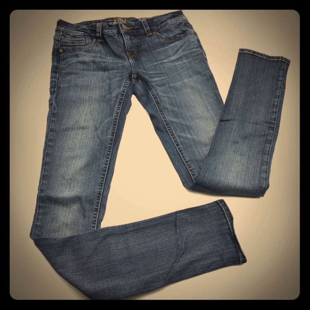 **SOLD** Buckle black skinny jeans 27x34